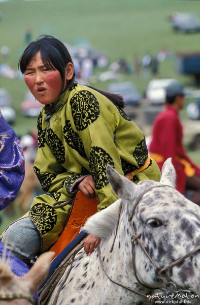 junge Frau in prächtigem Deel auf Pferd, Zuschauerin, , Mongolei
