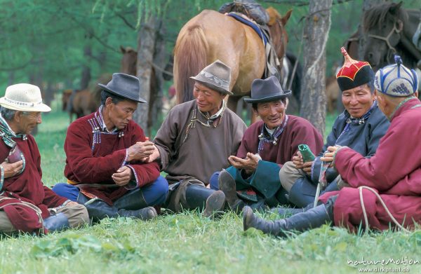 mongolischer Stammtisch, alte Männer im Halbkreis auf dem Boden sitzend, Schnupftabak, , Mongolei