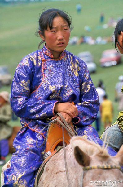 junge Frau in Festtags-Deel auf Pferd, , Mongolei