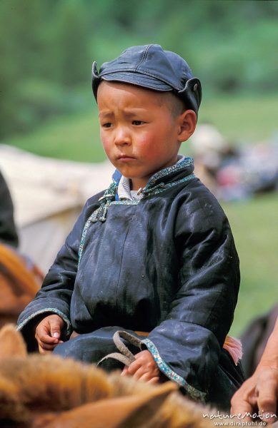 kleiner Junge (vielleicht 4) auf Pferd vor seinem ersten Rennen, , Mongolei