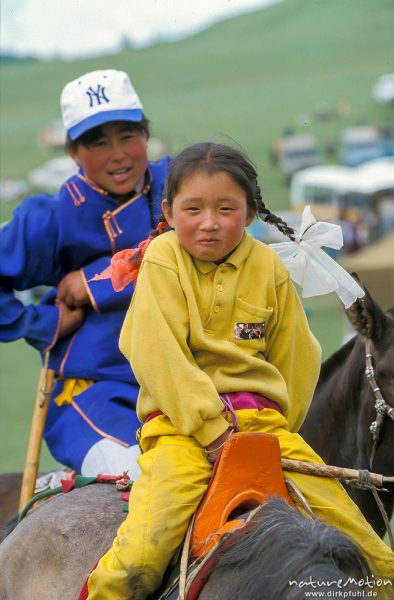 kleines Mädchen mit Zöpfen und Schwester auf Pferd, , Mongolei