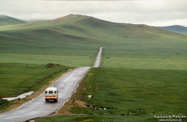 Asphaltstrasse mit Überlandbus, Regen, Changai, Mongolei