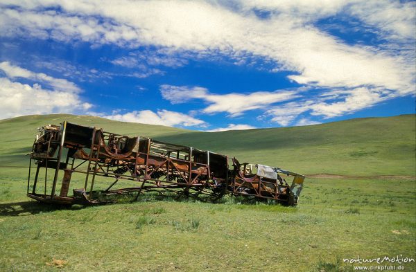 Gerippe eines Autobusses am Straßenrand, Changai, Mongolei