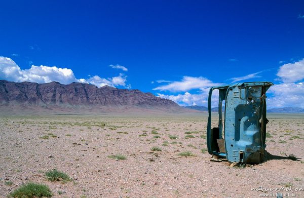 LKW-Fahrerhaus in der Steppe, jetzt ein Klohaus, Wüste Gobi, Mongolei