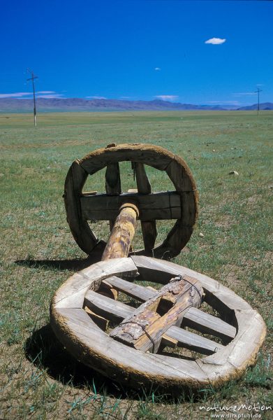 Holzräder mit Achse am Wegesrand, Changai, Mongolei