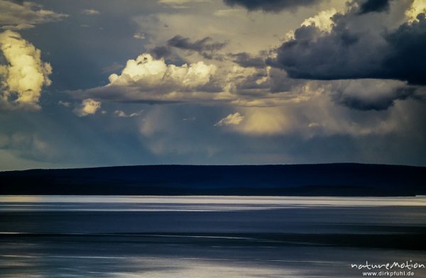 silberner Wasserspiegel mit gegenüberliegendem Ufer, Regenwolken, ,