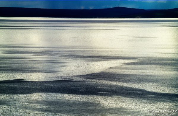 silberner Wasserspiegel mit gegenüberliegendem Ufer, Windmuster auf dem Wasser, ,