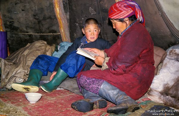 Vorlesen, Englisch lernen, Mutter mit Sohn im Zelt, Chowsgöl Nuur, Mongolei