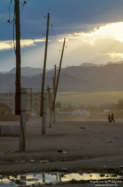 Telefonleitung, schiefe Masten, Regenwolken, Pfützen, Chowd, Chowd, Mongolei