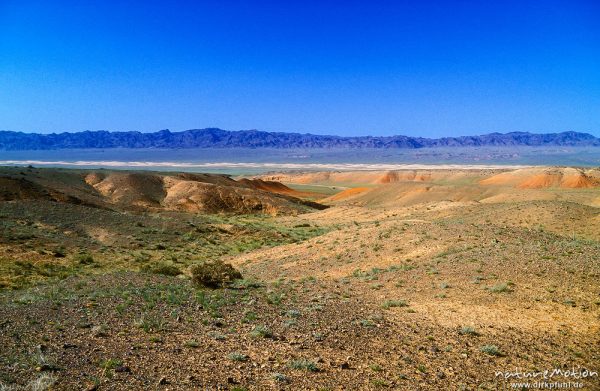 trockenes Flußbett, Erosionsspuren, erodierter Gebirgszug, blauer Himmel, Pastelfarben, typische Landschaft, Wüste Gobi, Mongolei