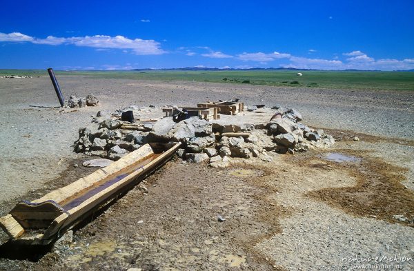 Brunnen in ausgetrocknetem Flußbett, ,