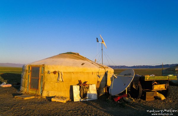 Jurte mit Windgenerator und Satelitenantenne, Wüste Gobi, Mongolei