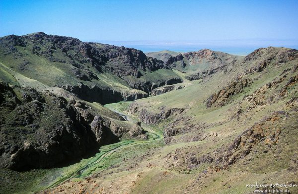 Flußtal durch schwarzgebrannten Fels, Gurwan Saichan Berge, ,