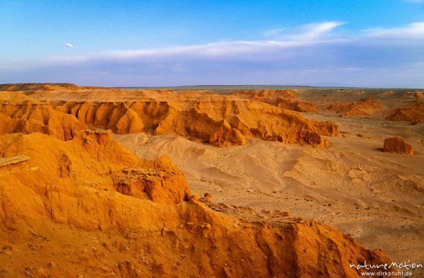 Bayanzag, rote Sandsteinfelsen, Blick auf die Klippen, Gesamtansicht, ,