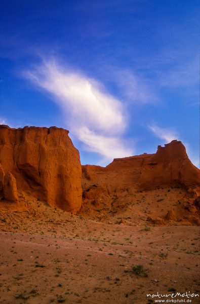 Bayanzag, rote Sandsteinfelsen, Klippen mit blauem Himmel und weißer Wolke, ,