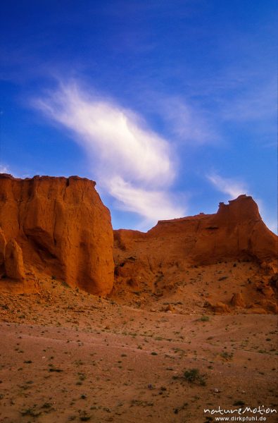 Bayanzag, rote Sandsteinfelsen, Klippen mit blauem Himmel und weißer Wolke, ,