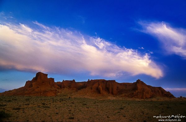 Bayanzag, rote Sandsteinfelsen, Blick auf den Mittelteil, “Festung” vor dunklem Abendhimmel, ,