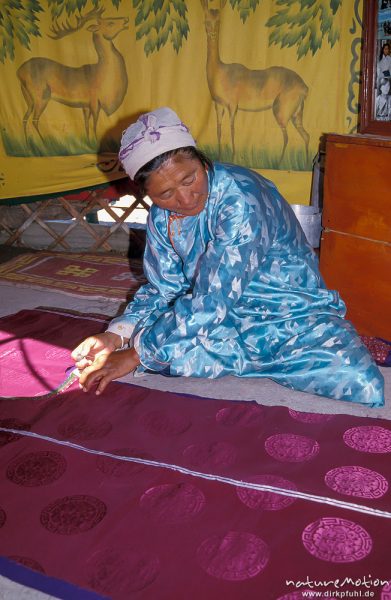 Frau näht einen Deel in ihrer Jurte, Mongol Els, Mongolei
