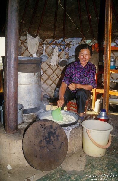 Frau beim Milchtee kochen, ungewöhnlicher, fest eingemauerter Ofen, ,