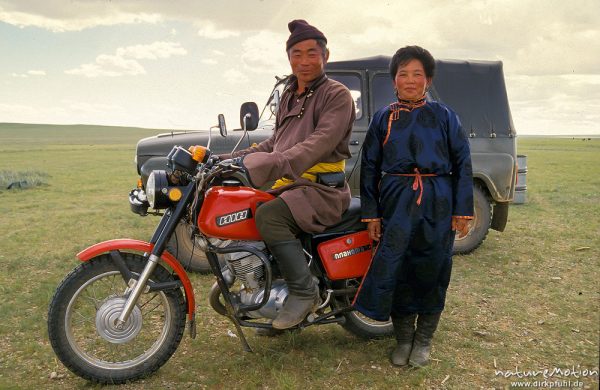 Mann und Schwester vor ihrem Motorrad, Wüste Gobi, Mongolei