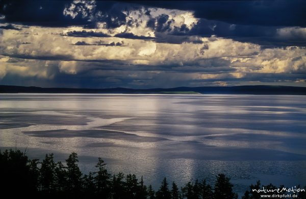 Regenwolken über dem See, silberne Wasseroberfläche, Chowsgöl Nuur, Mongolei