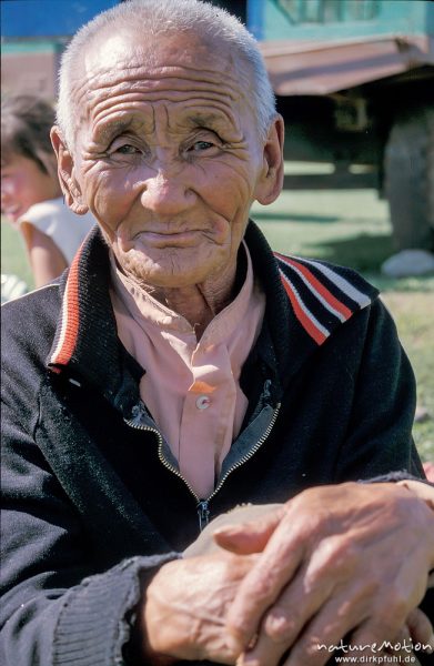 alter Mann, Hände (leicht unscharf), , Mongolei