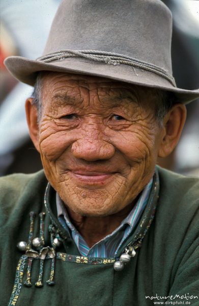 alter Mann in Festkleidung, faltiges Gesicht, , Mongolei