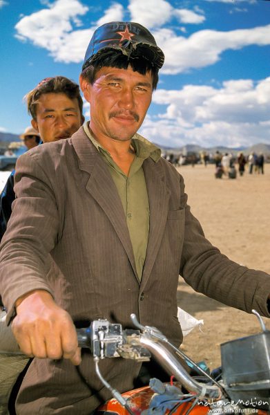 Mann, stolzer Motorradbesitzer, Mütze mit Sowjetstern, Chowd, Chowd, Mongolei