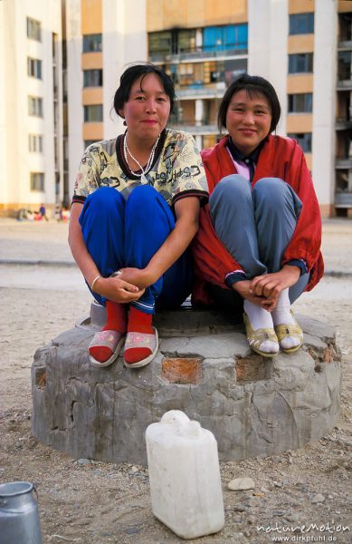 zwei Mädchen, Airag-Verkäuferinnen, Chowd, Chowd, Mongolei