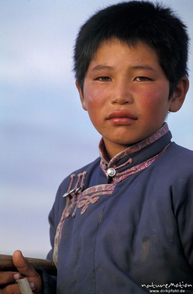 Junge, auf Pferd mit Urga, Blick ist Mischung aus Stolz und Melancholie, Wüste Gobi, Mongolei