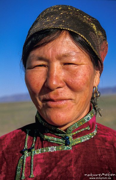 Frau in ihren Festtagskleidern, Gesicht, Wüste Gobi, Mongolei