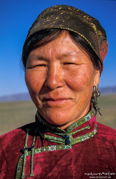 Frau in ihren Festtagskleidern, Gesicht, Wüste Gobi, Mongolei