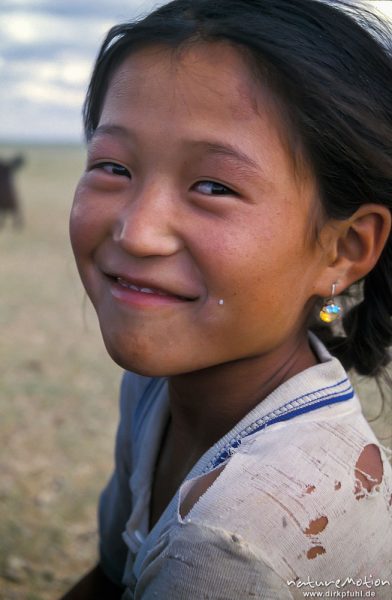 Mädchen beim Melken, freches Lachen in die Kamera, Wüste Gobi, Mongolei