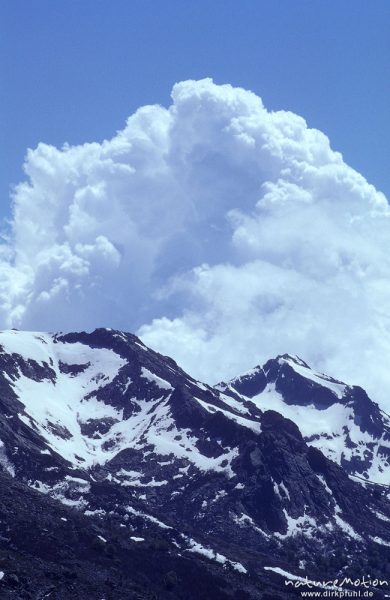 Wolkenturm über schneebedeckten Bergen, Tavignano-Tal, Korsika, Frankreich