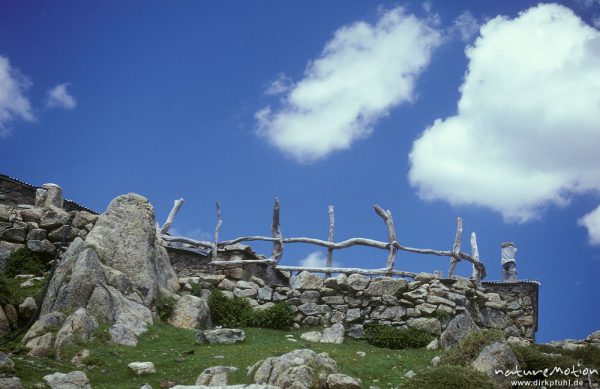 Mauer mit Zaun, Wolken, Bergerie de Cappelacia, Tavignano-Tal, Korsika, Frankreich