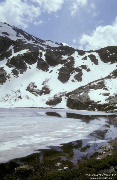 Lac de Melo mit Eisdecke, Korsika, Frankreich