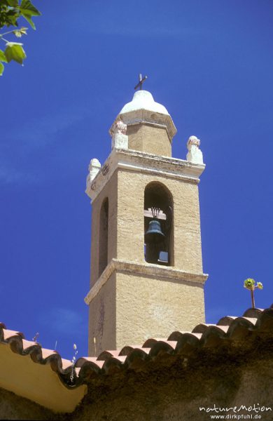 Kirchturm von Algajola vor tiefblauem Himmel, Korsika, Frankreich