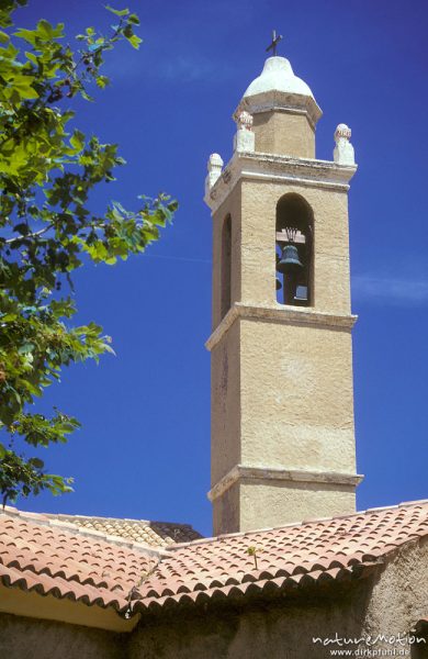 Kirchturm von Algajola vor tiefblauem Himmel, Korsika, Frankreich