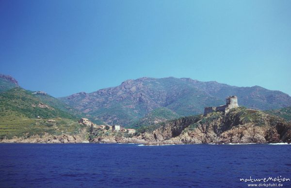 Girolata vom Meer aus, Genuesenturm, Korsika, Frankreich