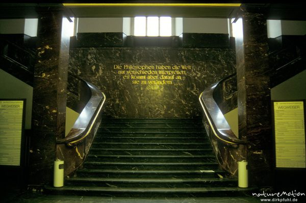 Inschrift im Treppenhaus einer Berliner Universität, Zitat von Karl Marx: "Die Philosophen haben die Welt nur verschieden interpretiert, es kommt aber darauf an, sie zu verändern.", Berlin, Deutschland