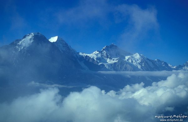 Eiger und Jungfrau, Nebelbedecktes Tal (falsches Bild), Alpen, Schweiz
