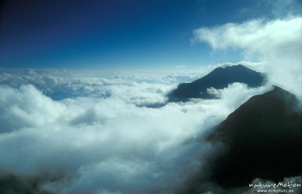 Berggipfel (Name ?) in Wolken, Gegenlicht, blauer Himmel, Alpen, Schweiz
