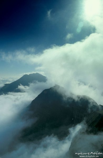Berggipfel (Name ?) in Wolken, Gegenlicht, Alpen, Schweiz