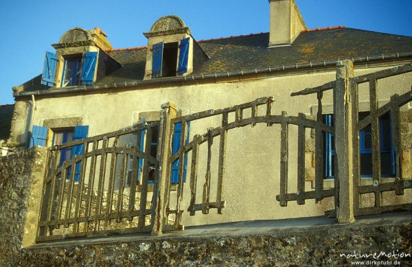 Haus mit zerfallenem Zaun aus Beton, Bretagne, Frankreich