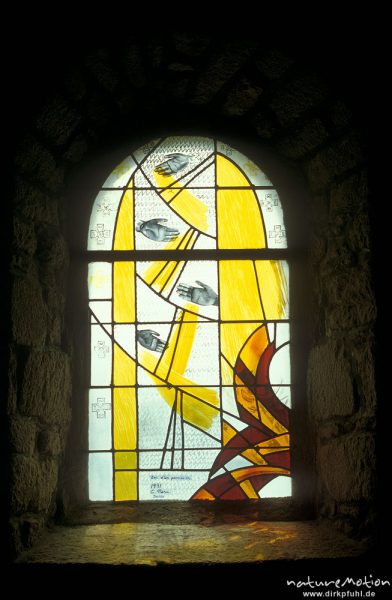 Kirchenfenster im Durchlicht, Bretagne, Frankreich