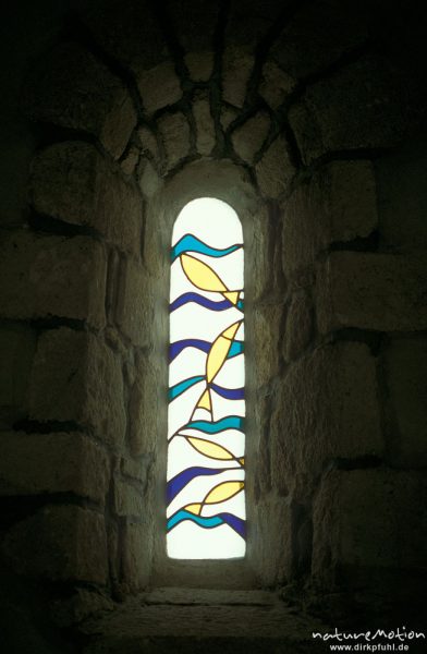 Kirchenfenster im Durchlicht, Bretagne, Frankreich