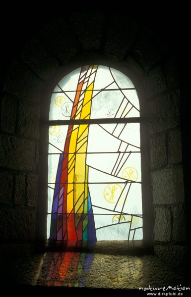 Kirchenfenster im Durchlicht, Bretagne, Frankreich