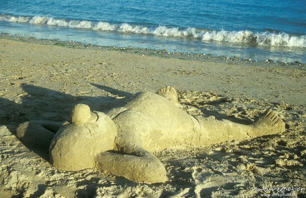 liegender Mann aus Sand, Strand, Bretagne, Frankreich