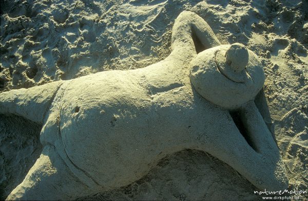 liegender Mann aus Sand, Strand, Bretagne, Frankreich