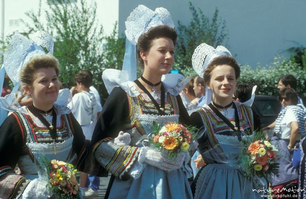 Dorfschönheiten, Fest mit traditionellen Kostümen, Umzug, Bretagne, Frankreich